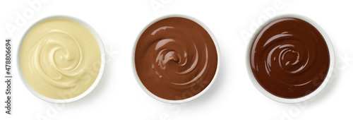 Foto Set of various melted chocolate bowls (dark, milk and white) isolated on white b