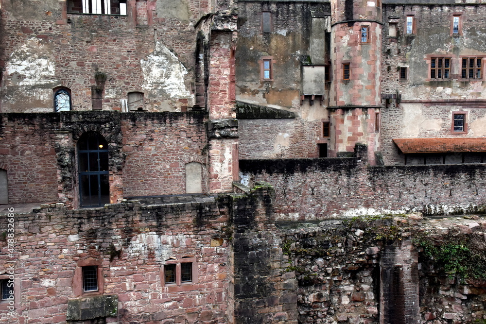 Alte zerfallene Mauern des Schloss Heidelberg Alte zerfallene Mauern des Schloss Heidelberg
