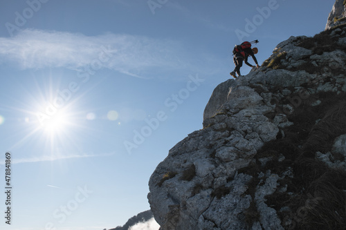 chica en la montaña con una mochila y mar de nubes de fondo