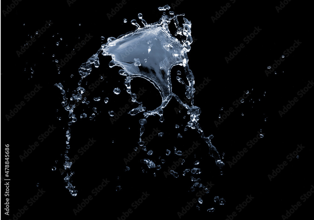Nahaufnahme von Wasser schwebt isoliert vor schwarzem Hintergrund Nahaufnahme von Wasser schwebt isoliert vor schwarzem Hintergrund