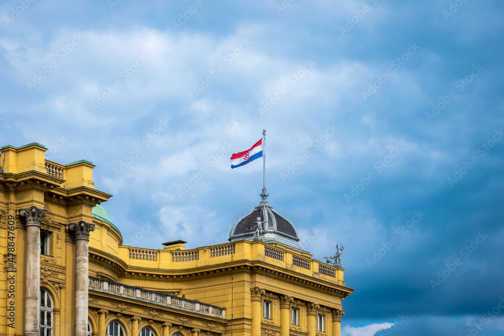 Obraz premium Flag of Croatia on the roof of the national theatre, Zagreb, Croatia