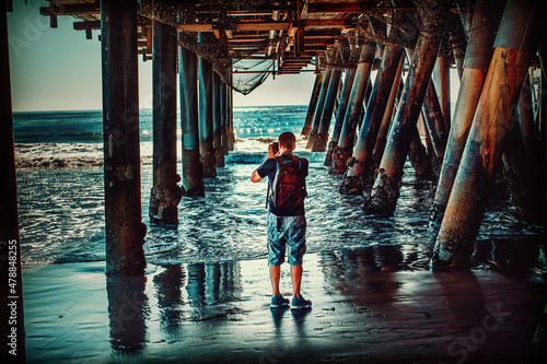 Fotografie, Obraz Photographer at work under Santa Monica pier