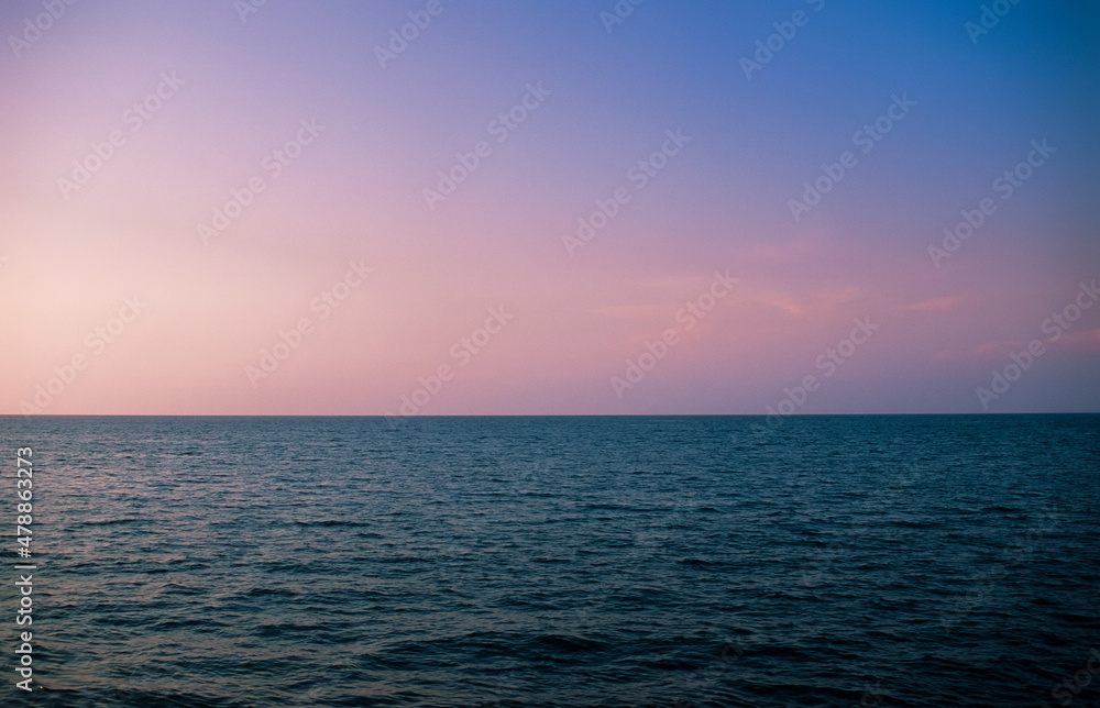 Fototapeta premium sunrise over the clean sea 