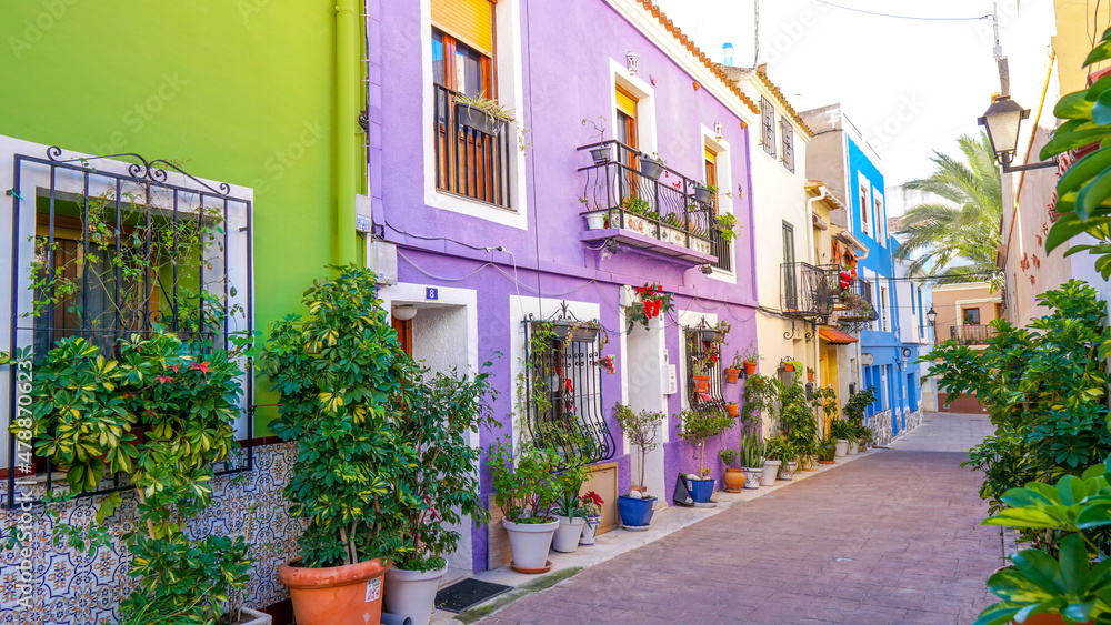 Fototapeta Calle de Calpe de bonitas fachadas de colores llamativos