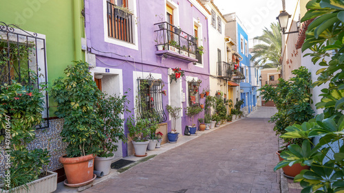 Calle de Calpe de bonitas fachadas de colores llamativos © Tonikko