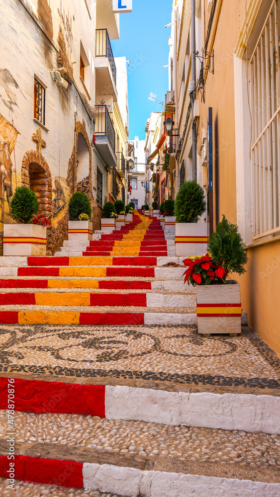 Escalera con los peldaños pintado con la bandera de España en la localidad alicantina de Calpe,