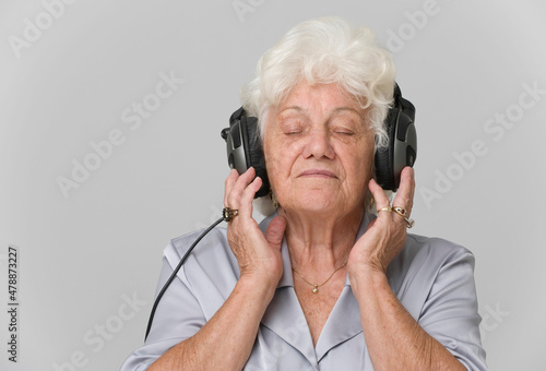 Seniorin mit Kopfhörer