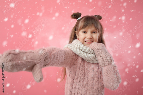 Cute little girl in winter ...