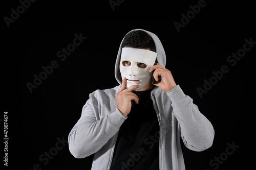 Male fraudster with phone o...