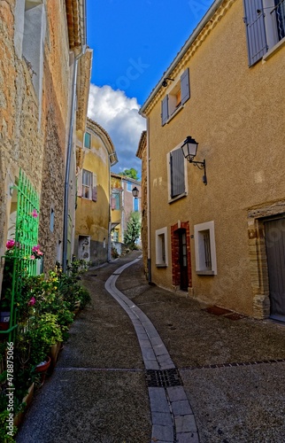 Fototapeta Naklejka Na Ścianę i Meble -  Ruelle de Beaumes-de-Venise, Provence-Alpes-Côte d'Azur, France
