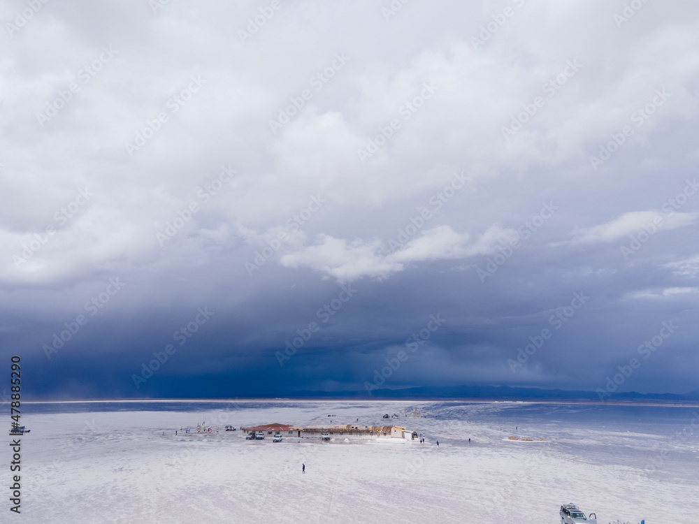 Salar de Uyuni con nubes y espejos