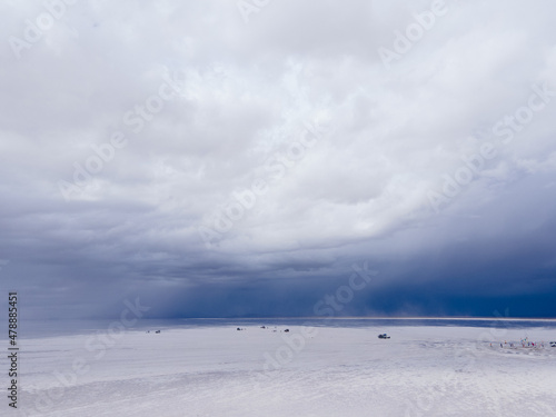 Salar de Uyuni con nubes y espejos © Roger