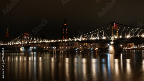 Der berühmte Eiserne Steg in Frankfurt am Main bei Nacht mit dem Kaiserdom, der auf der Brücke zu schweben scheint