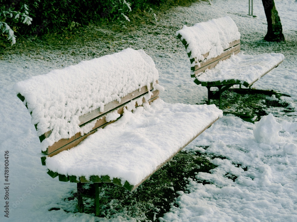 Φωτογραφία Tokyo,Japan - January 6, 2022: Snow-covered bench at TsurumakiNishi Park in Toky
