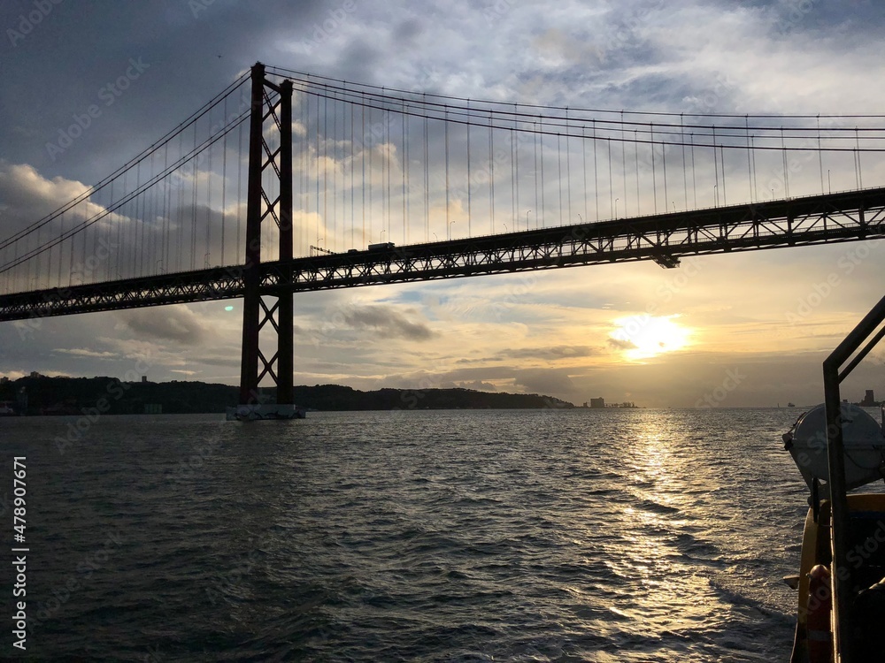 Obraz premium lisbon bridge