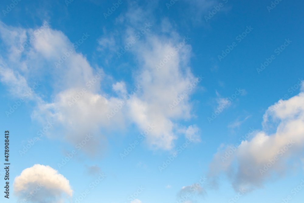 青い空とふわふわとした白い雲