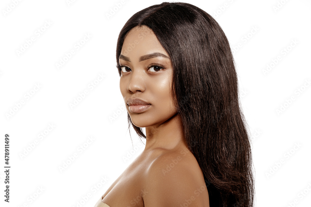 Naklejka premium Beauty portrait of african american woman with clean healthy skin. Young model with dark skin and perfect smile. Cosmetics, makeup and fashion. Skin care and beauty concept Smiling beautiful afro girl