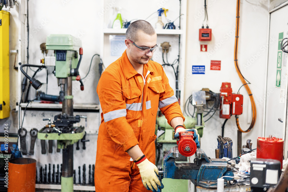 mechanic in engine room worshop mechanic in engine room worshop