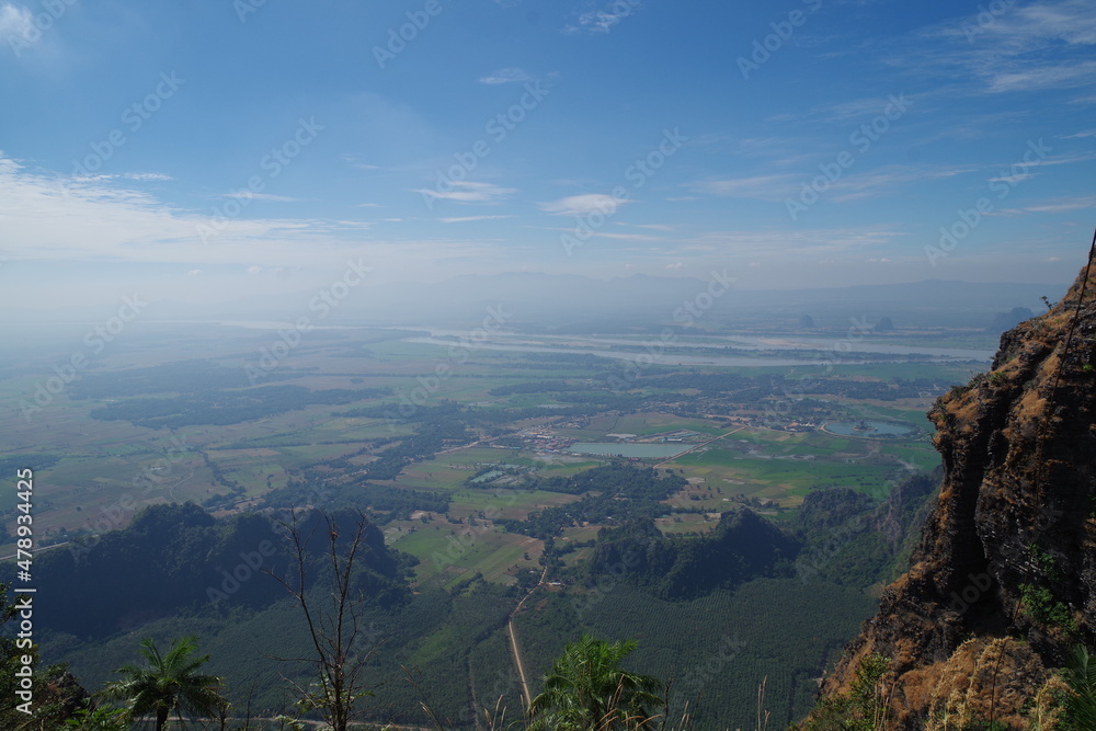 ミャンマー　ズウェカビン山から見たパアンの景色