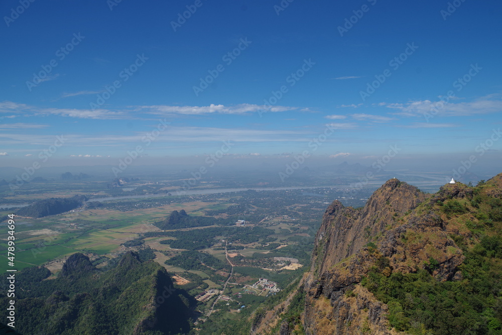 Fototapeta premium ミャンマー ズウェカビン山から見たパアンの景色