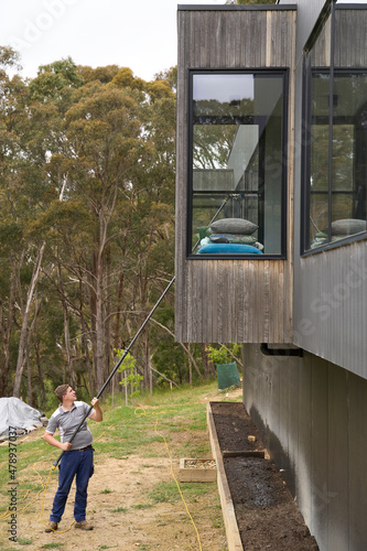 Window cleaner reaching high window