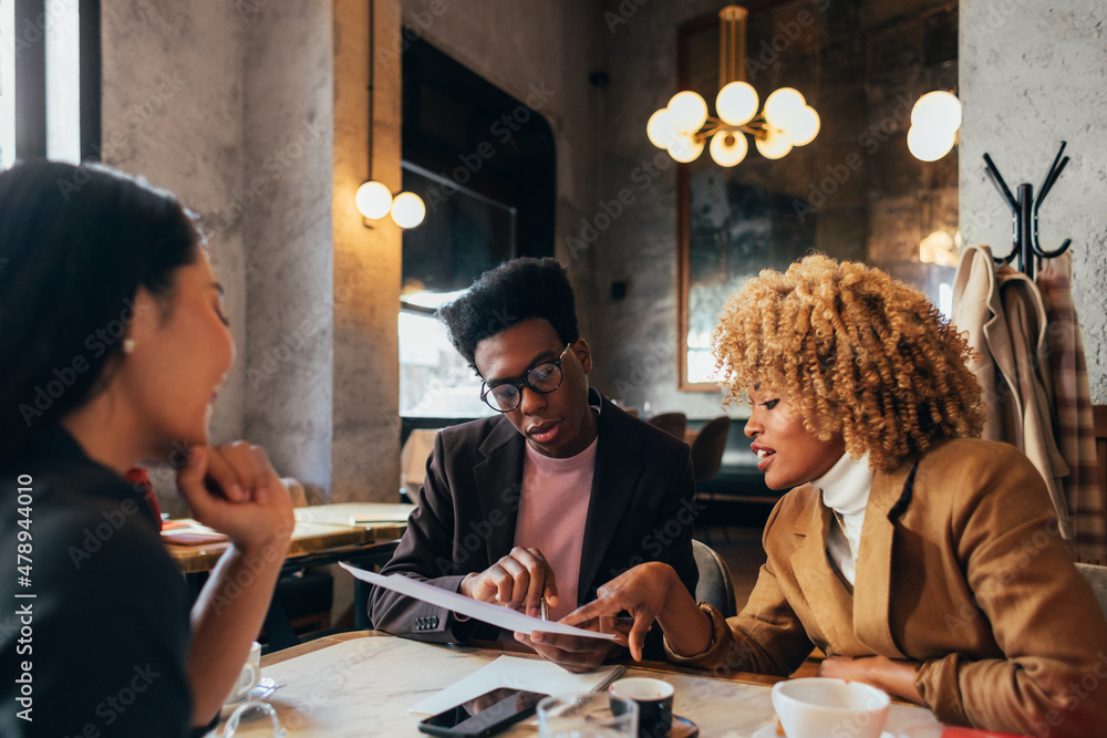 Businesspeople in Restaurant Businesspeople in Restaurant