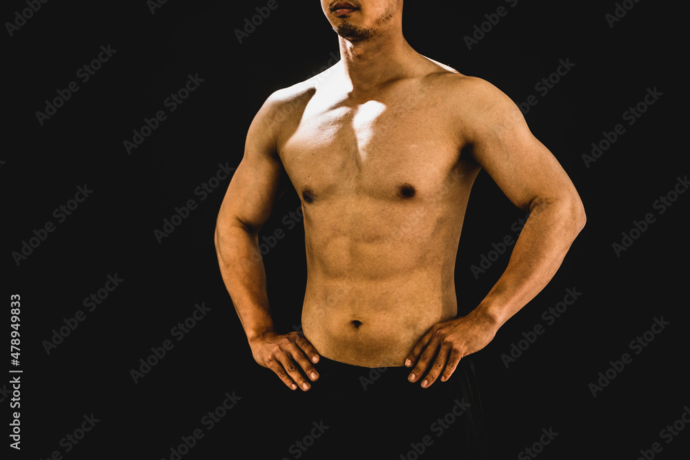 Fototapeta premium 筋肉を鍛える男性（上半身） 