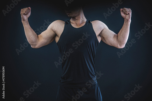 腕の筋肉を鍛える男性 