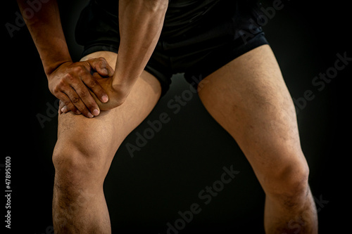 脚の筋肉を鍛える男性  © buritora