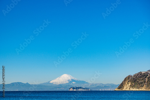 神奈川県逗子海岸からの富士山と江ノ島