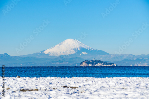 神奈川県逗子海岸からの富士山と江ノ島 © Kazu8
