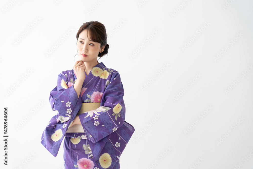 浴衣を着た若い女性