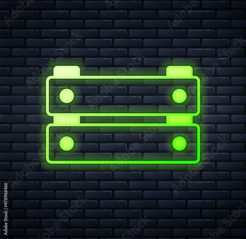 Glowing neon Wooden box icon isolated on brick wall background. Grocery basket, storehouse crate. Empty wooden container for vegetables, products. Vector