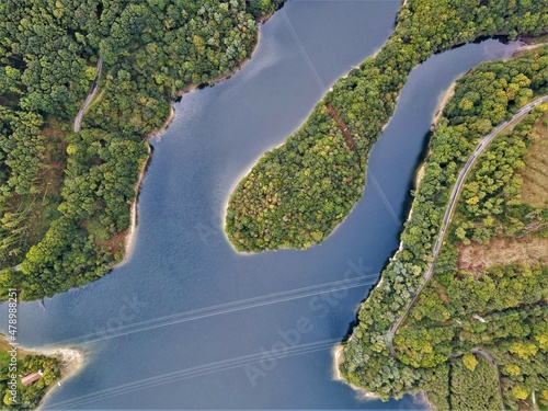 Vista aérea de un lago forestal. Vista aérea del lago azul y de los bosques verdes en un soleado día de verano. Fotografía de drones. Frontera bosque y lago, imagen, Desde arriba. Vista de la costa de photo