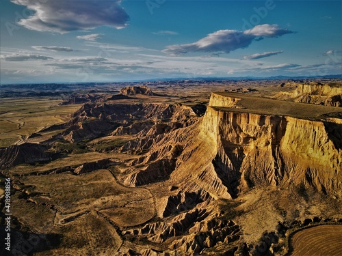 grandes formaciones rocosas rojas. Bardenas Reales paisaje similar al Gran Cañon del Colorado. Vista de drone. Desierto