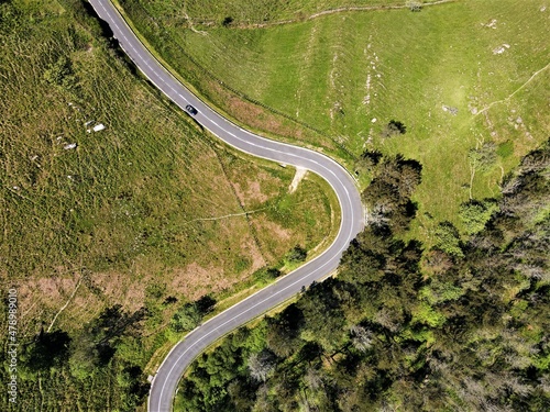 Vista aerea de carretera de montaña. Colores verdes. Vista de drone. carretera serpiente.