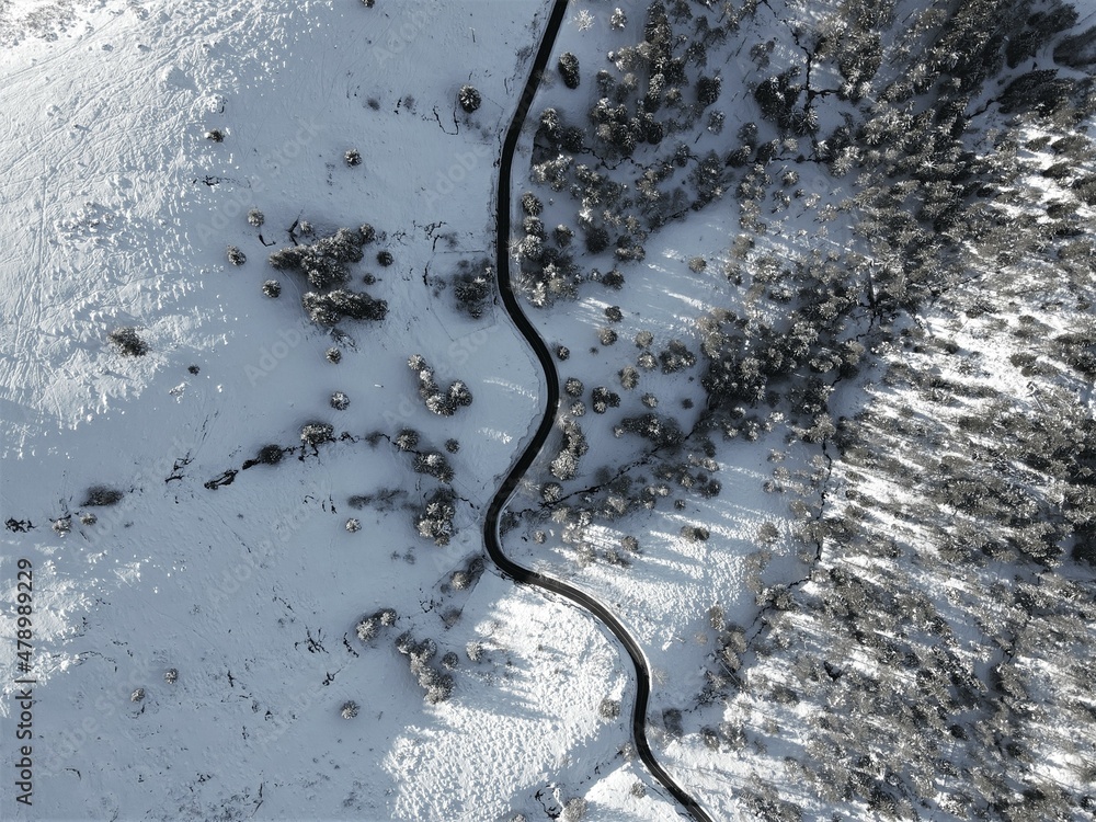 carretera de montaña nevada, carretera tipo serpiente. Vista de drone