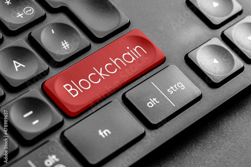 rote "Blockchain" Taste auf einer dunklen Tastatur
