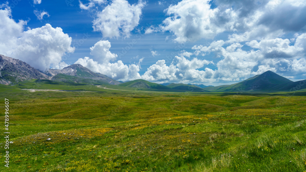 Obraz premium Mountain landscape at Gran Sasso Natural Park, in Abruzzo, Italy