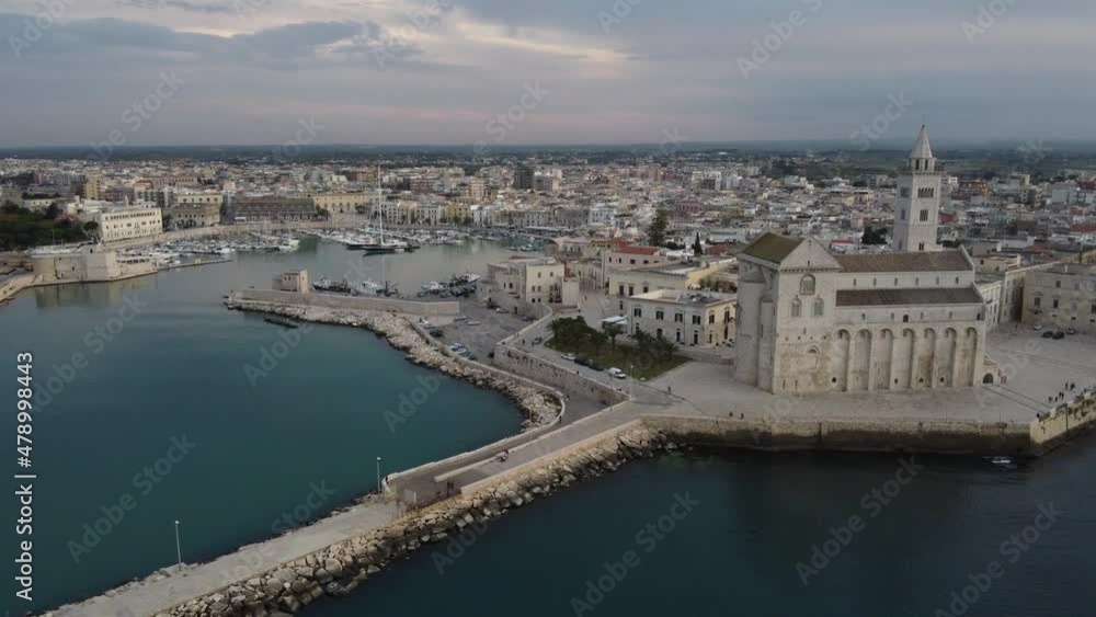 Circle e zoom out con drone sulla città Trani andando all'indietro ruotando da sinistra verso destra aprendo l'inquadratura dalla cattedrale verso il porto e il centro storico Circle e zoom out con drone sulla città Trani andando all'indietro ruotando da sinistra verso destra aprendo l'inquadratura dalla cattedrale verso il porto e il centro storico