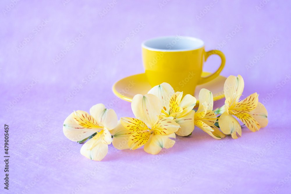 コーヒーとレモンイエローのアルストロメリアのデザイン(薄紫の背景）