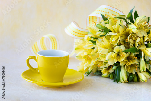 Fototapeta Naklejka Na Ścianę i Meble -  レモンイエローのアルストロメリアの花束とコーヒー(黄色の背景）