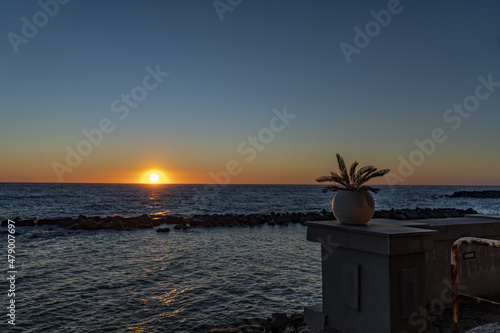 Anche le terrazze illuminate forniscono un punto di vista del panorama all'alba photo