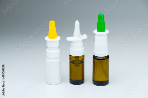 Drei Fläschen / Ampullen Nasenspray nebeneinander als Mittel zur Corona-Prophylaxe / Nasal Spray - covid-19 prophylaxis /  preventive medicine