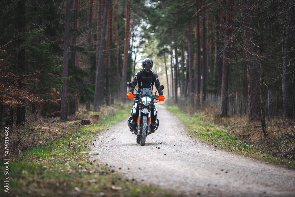 Reiseenduro Motorrad auf Feldweg durch Wald