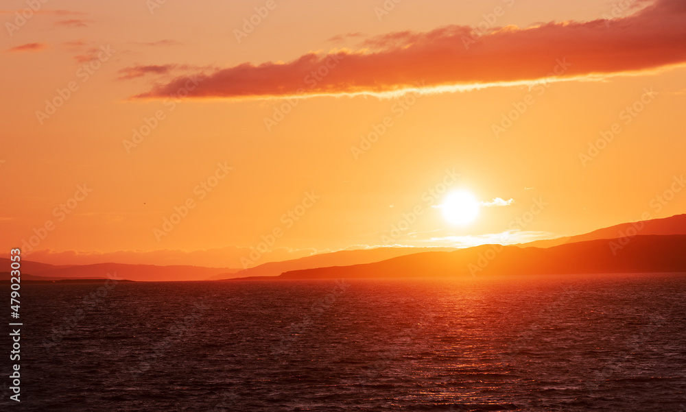 Fototapeta premium Sea sunset with clear view of sun and glow on the sea surface.