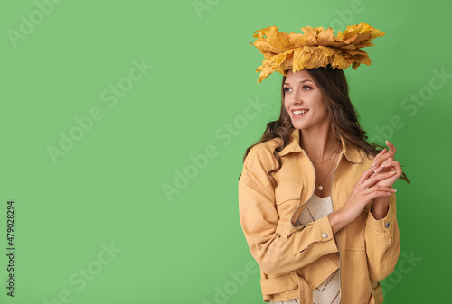 Young smiling woman with wr...