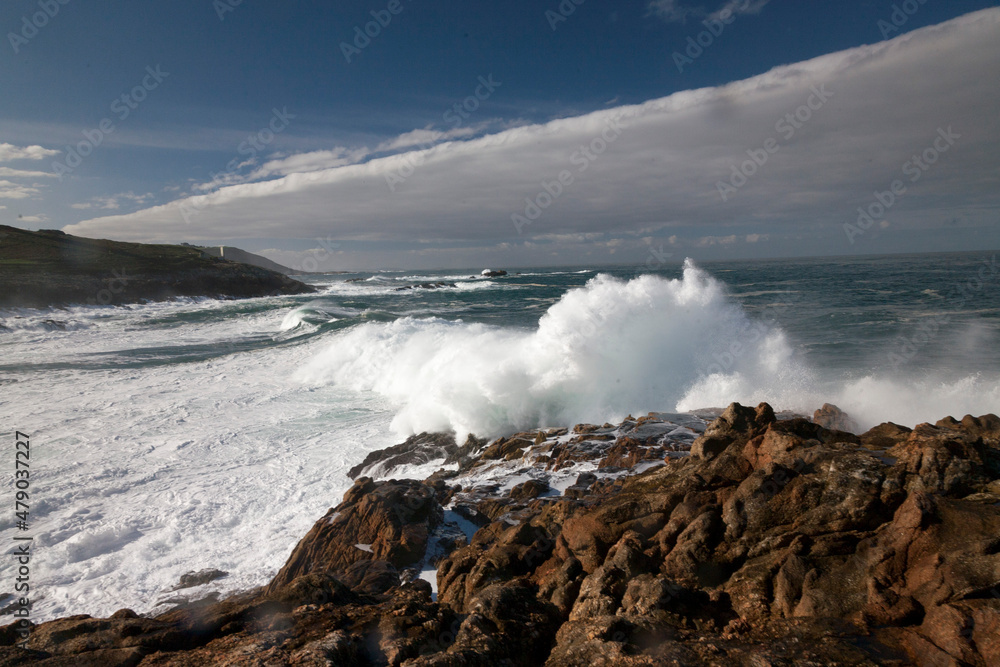Obraz premium Eine weisse Wolkendecke schiebt sich über die Bucht von A Coruna im Norden Spaniens