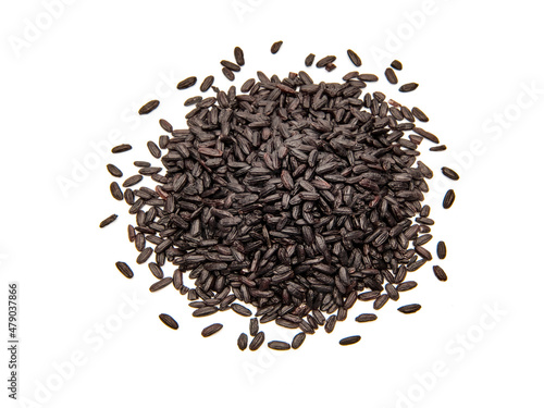 Schwarzer Reis freigestellt auf weissem Hintergrund