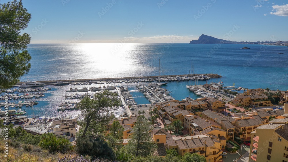 Puerto Deportivo Mascarat en Calpe desde el cañón del Mascarat con vistas a  la Bahía de Altea y de fondo Sierra Helada o Gelada en Benidorm y Peñon de  Ifach Stock-Foto